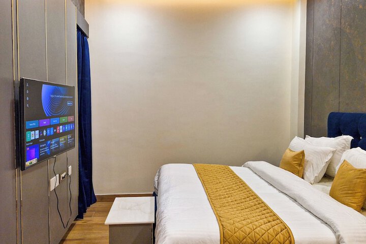 Room 3 of 136