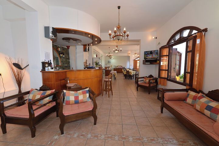 Lounge 9 of 18