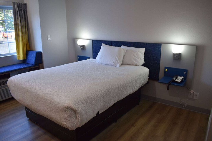 1 Queen Bed Deluxe Accessible Room (4 of 28)