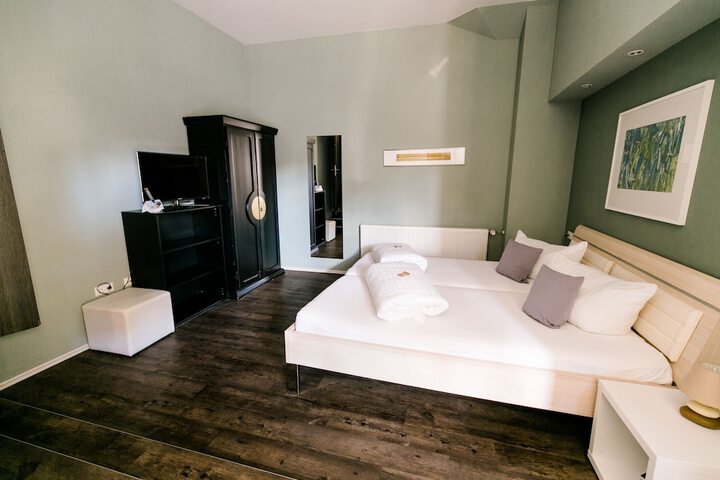 Room 12 of 48