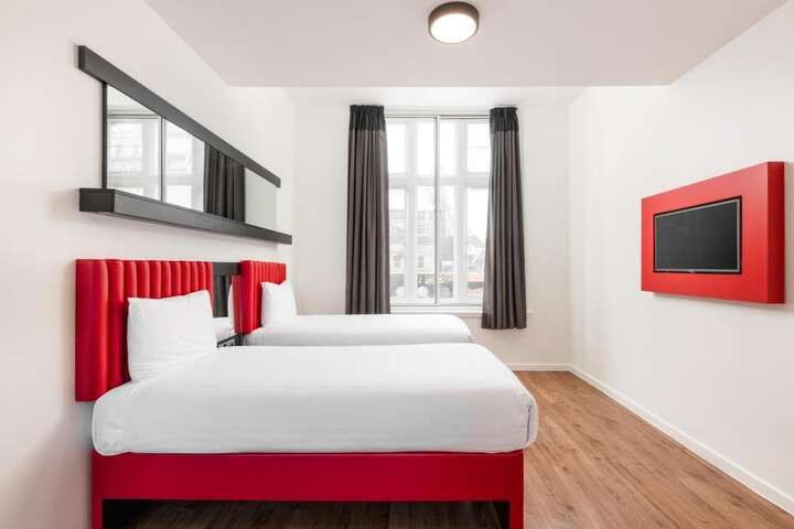 Room 9 of 14
