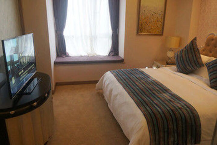 Room 11 of 27