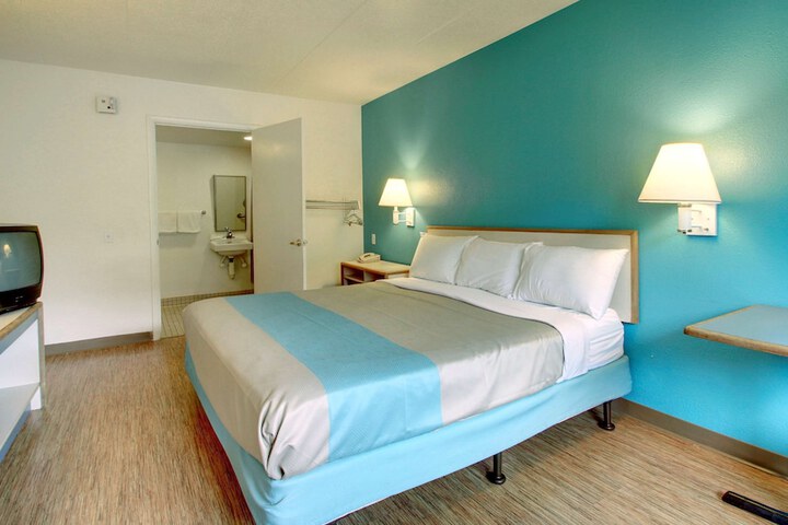1 King Bed (2 of 8)