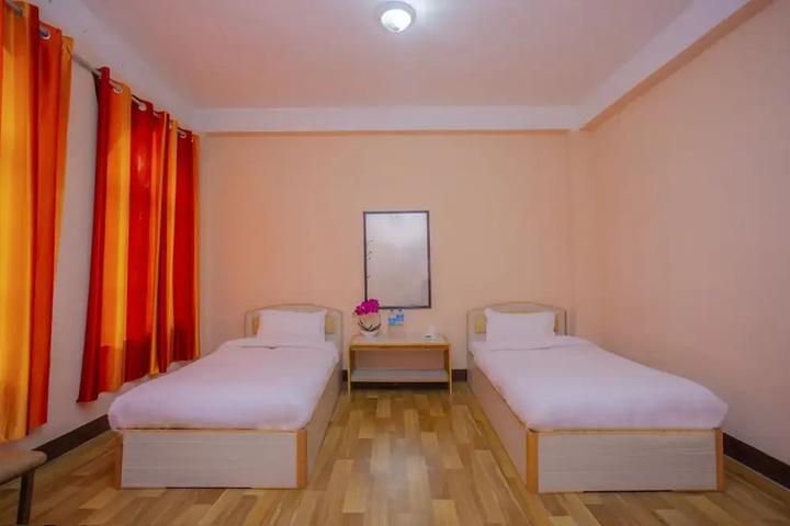 Room 6 of 18