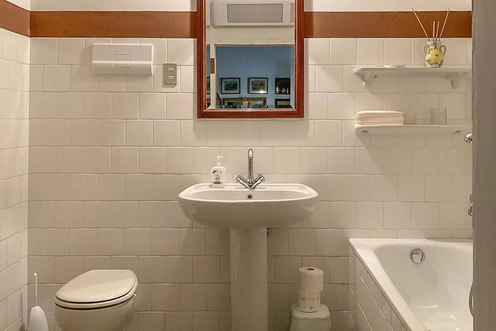 Room 9 of 18