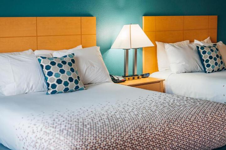 1 Queen Bed (6 of 18)