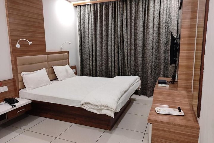 Room 5 of 10