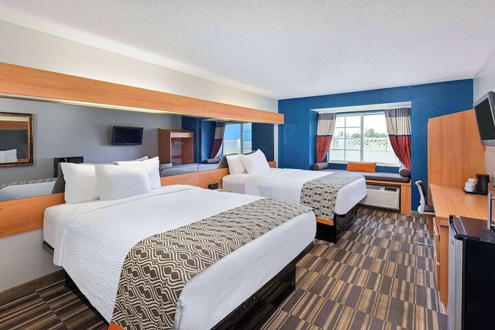 1 Queen Bed Accessible (17 of 32)