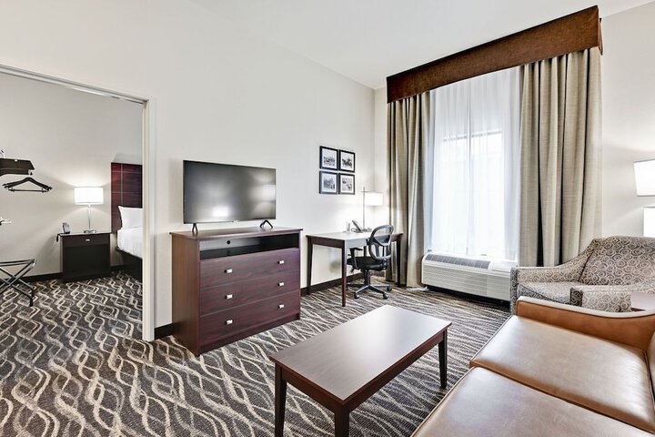 1 King Bed Accessible (13 of 32)