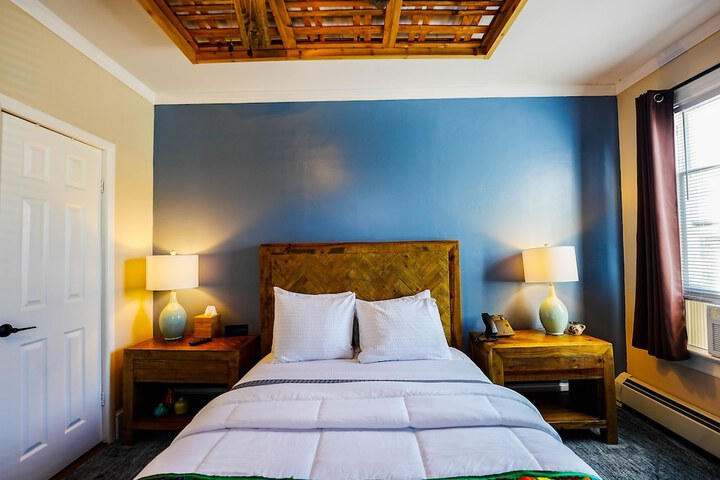 1 Queen Bed (12 of 40)