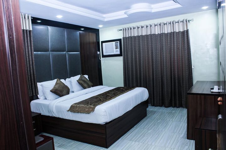 Room 10 of 27