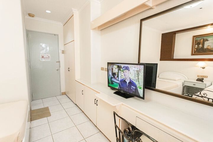 Room 10 of 16