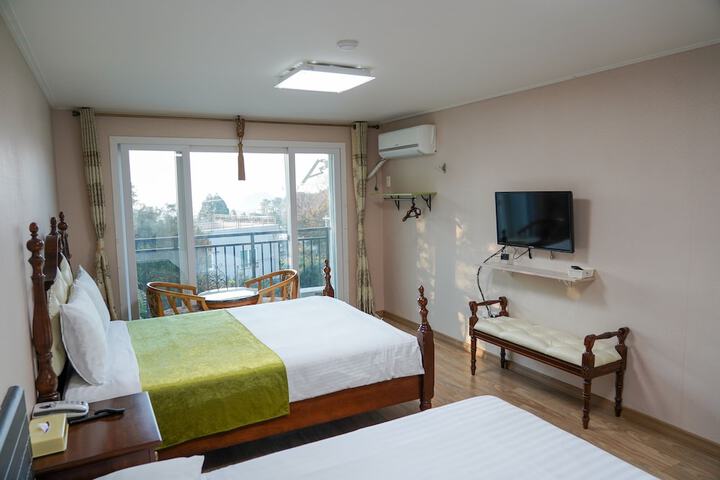 Room 9 of 22