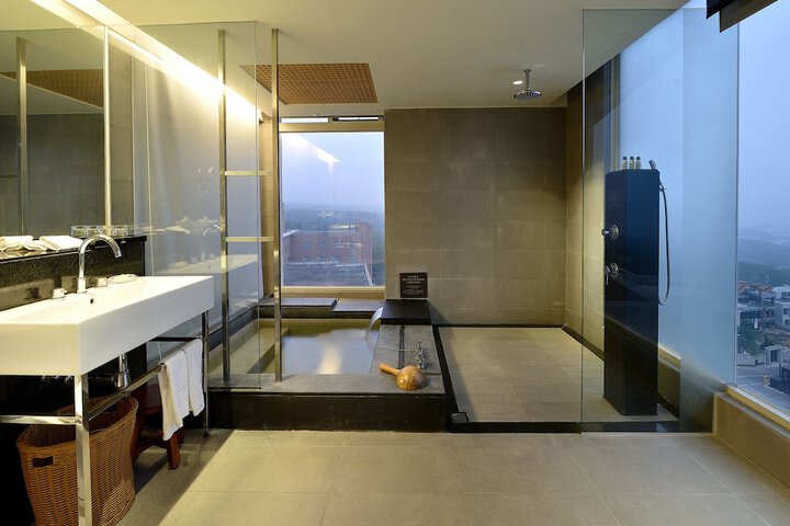Room 13 of 145