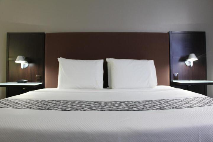 Deluxe King Bed (6 of 11)