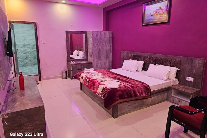 Room 11 of 28