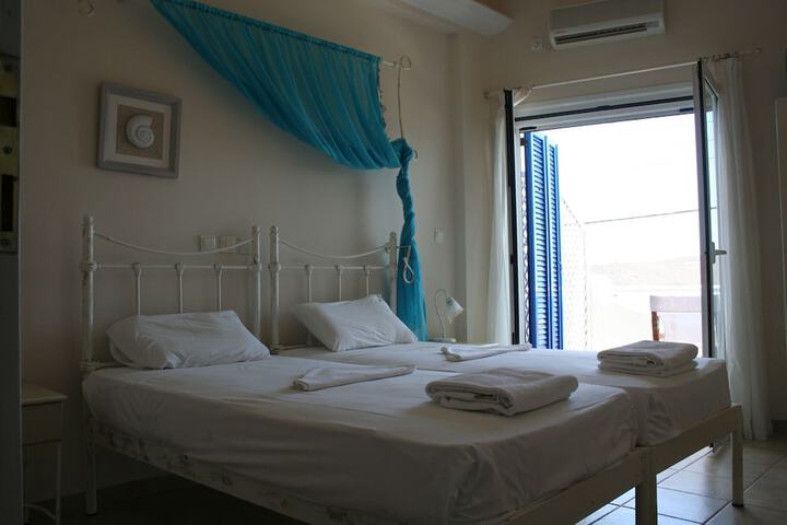 Room 4 of 96