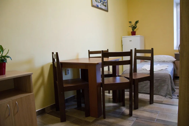 Room 4 of 10