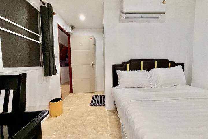 Room 8 of 33