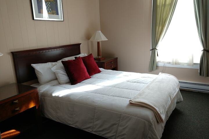 1 Queen Bed (4 of 15)