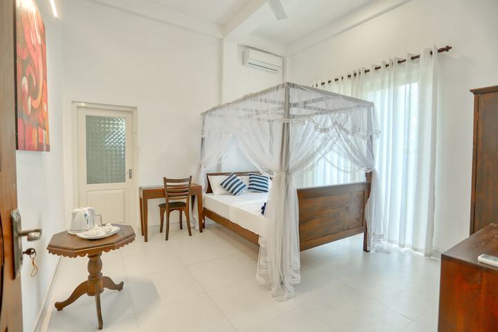 Room 7 of 10