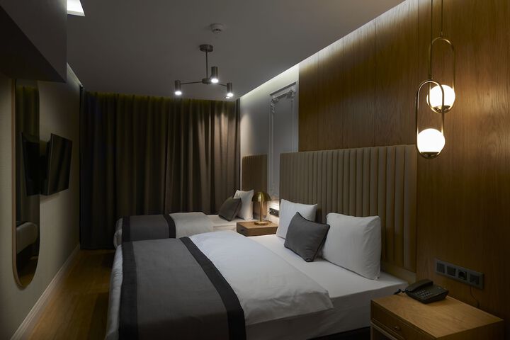 Room 7 of 32