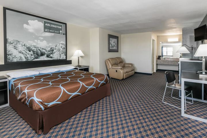1 King Bed Mobility Accessible Bathtub with Grab Bars (16 of 21)
