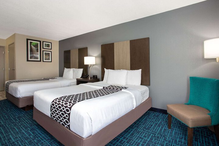2 Queen Beds (3 of 7)