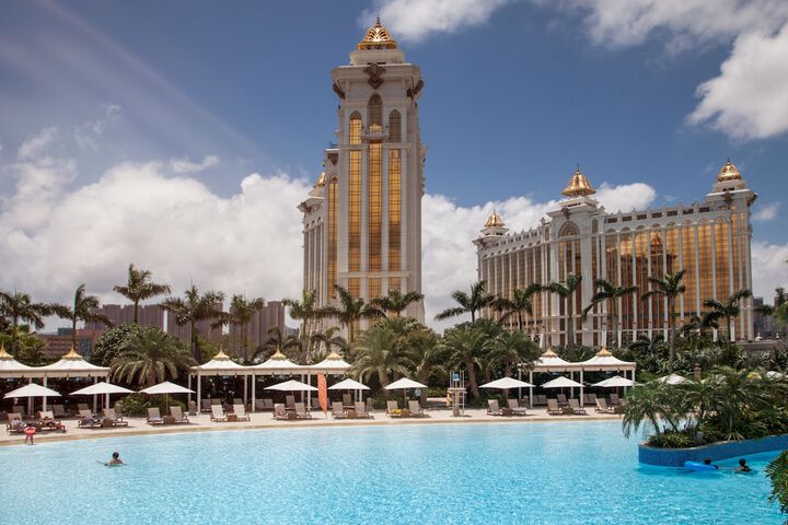 Hotel with Pool