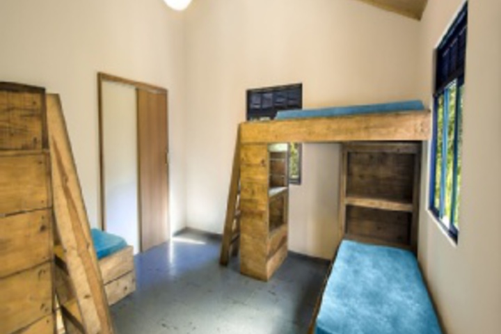 Room 32 of 47