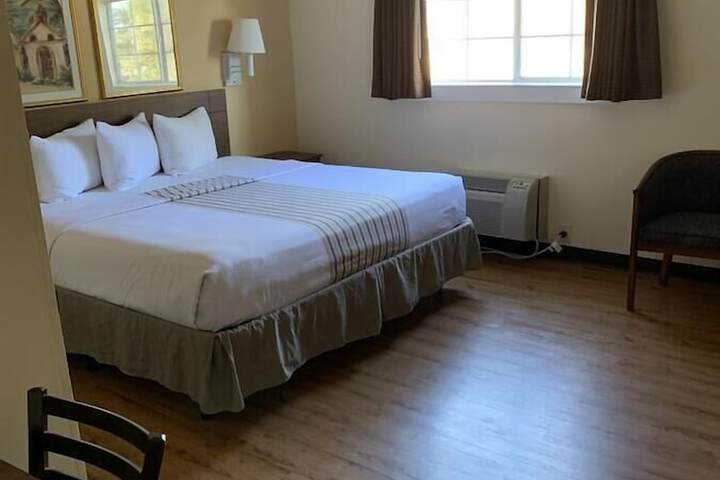 1 Queen Bed Refrigerator, Microwave (4 of 4)
