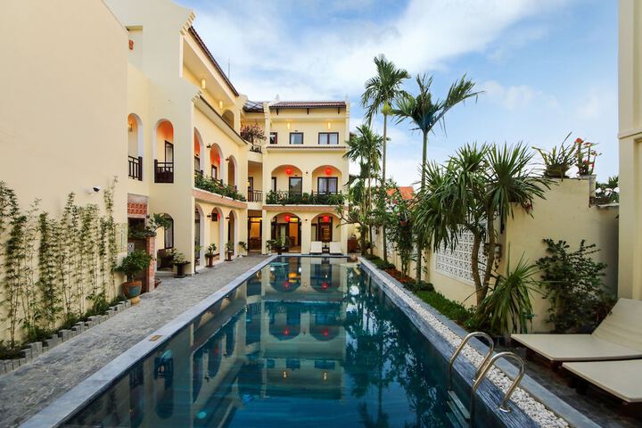 Hotel Pool