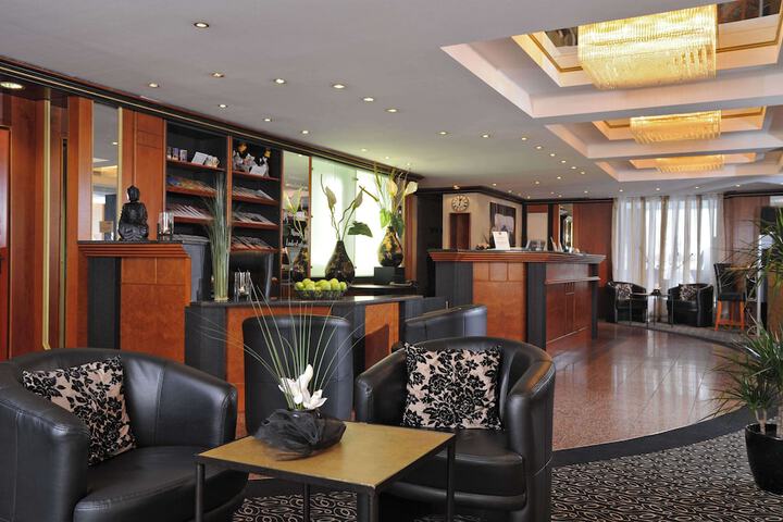 Entrance & Lobby