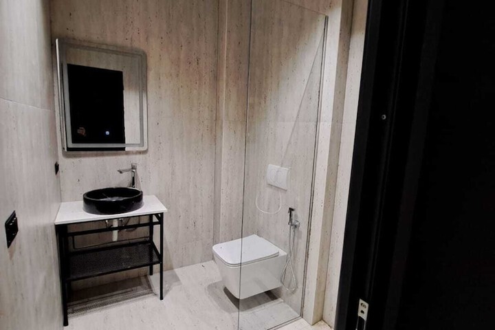 Room 13 of 16