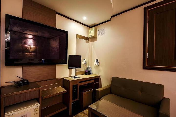 Lounge 35 of 49
