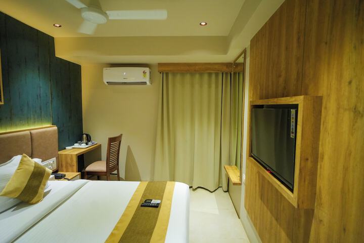 Room 5 of 18