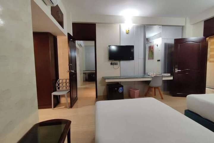 Room 7 of 8