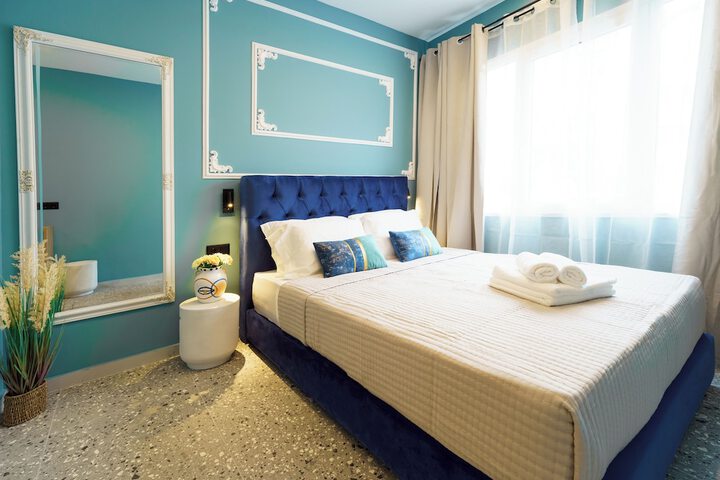 Room 8 of 100