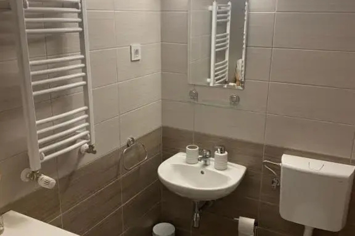 Room 6 of 11