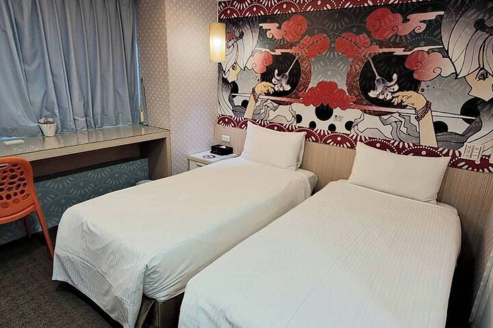 Room 8 of 32