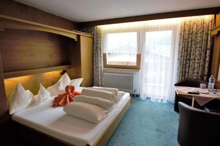 Room 5 of 15