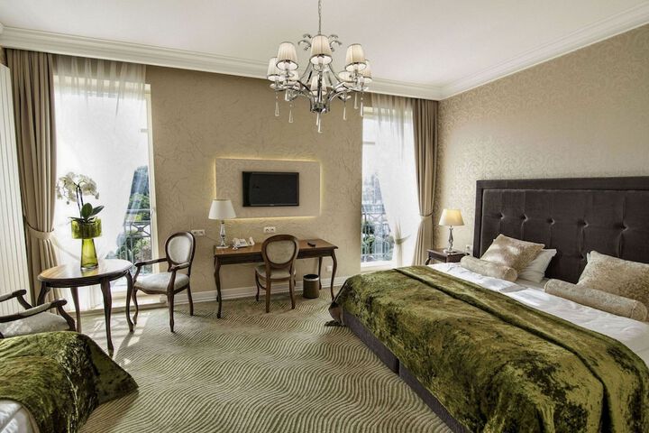 Room 12 of 90