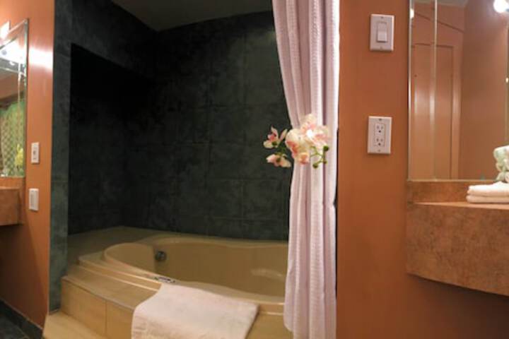 1 Queen Bed (18 of 29)