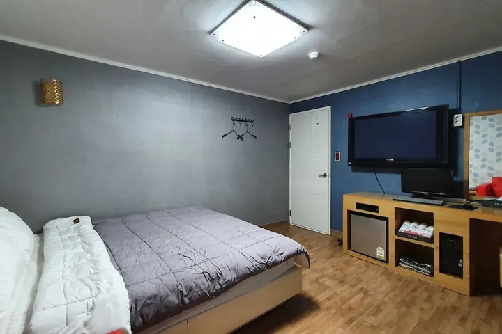Room 4 of 16