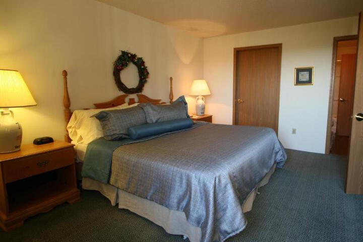 Suite 1 Queen Bed Separate Bedroom Sofa Bed Theme Room, Microwave and Refrigerator WiFi Continental Breakfast (4 of 7)