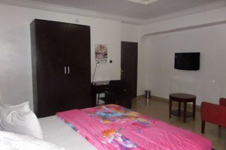 Room 10 of 27