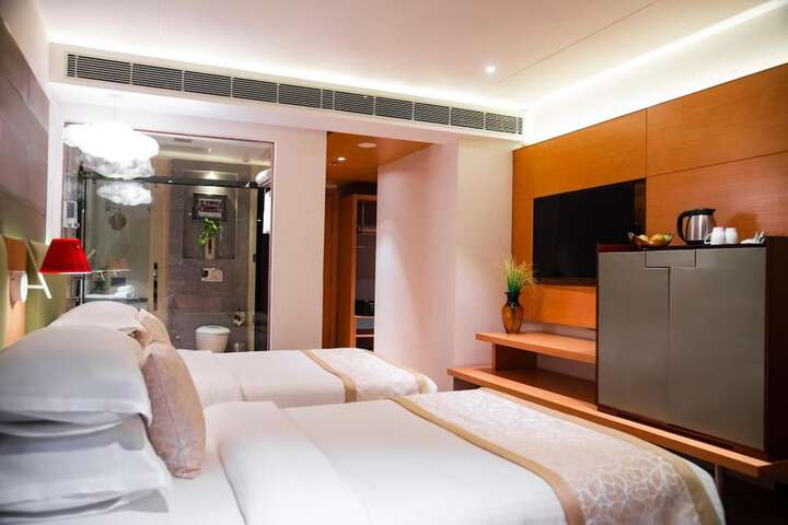 Room 12 of 32