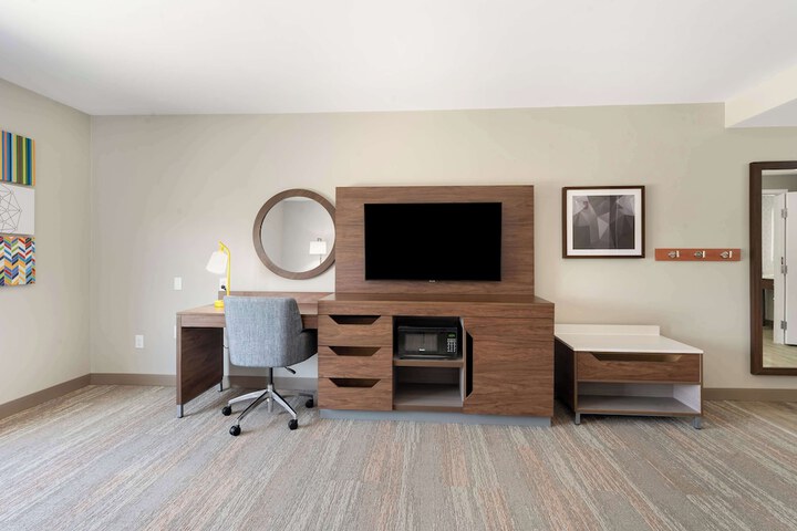 2 Queen Beds Beds Accessible (1 of 14)