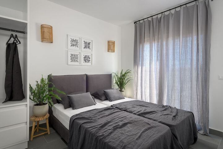 Room 2 of 25