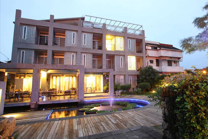 RIVERSIDE INN